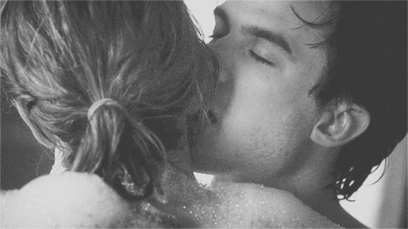 Licking boy girl. Страстный поцелуй. Поцелуй в шею. Целует в шею. Нежный страстный поцелуй.
